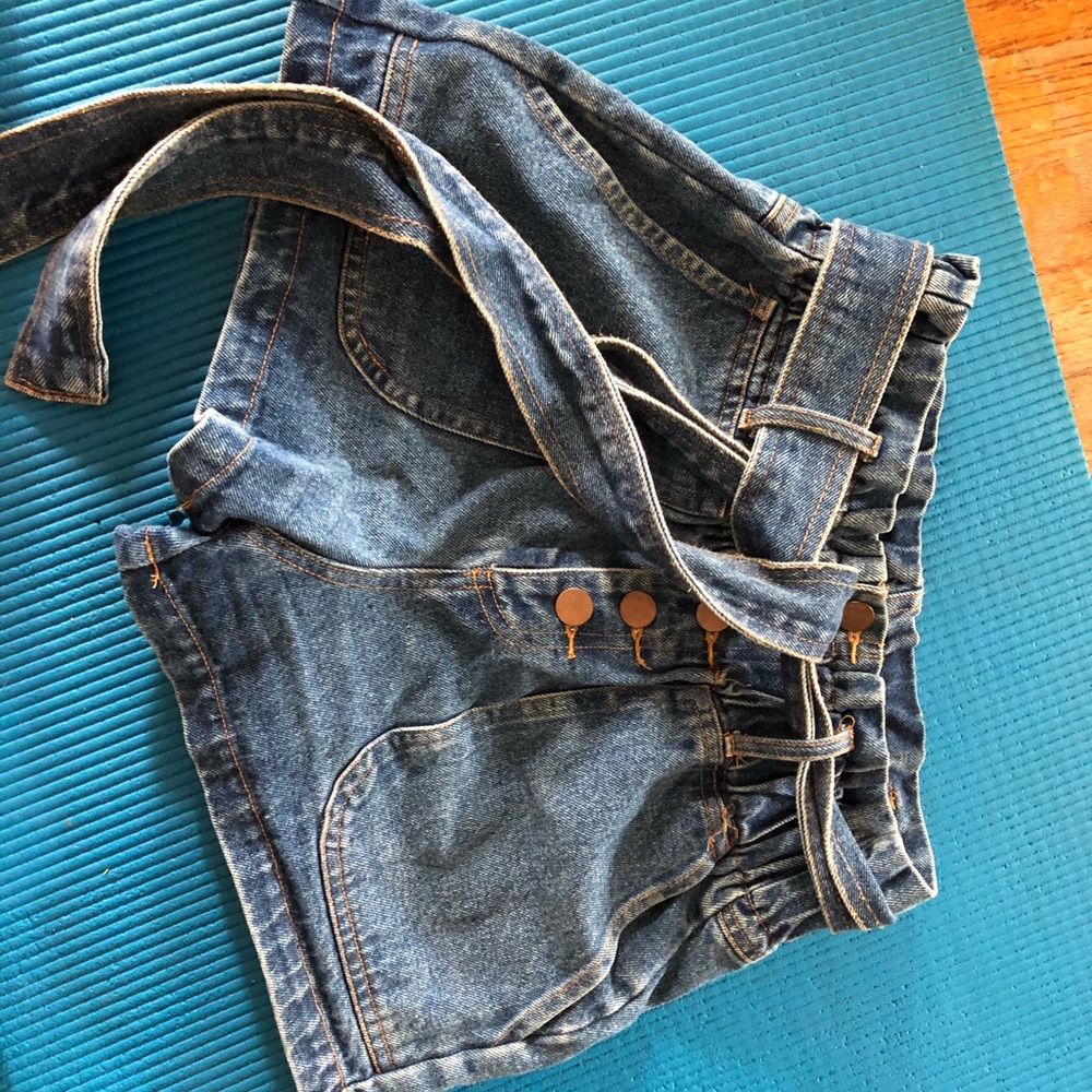 Tie jean shorts.